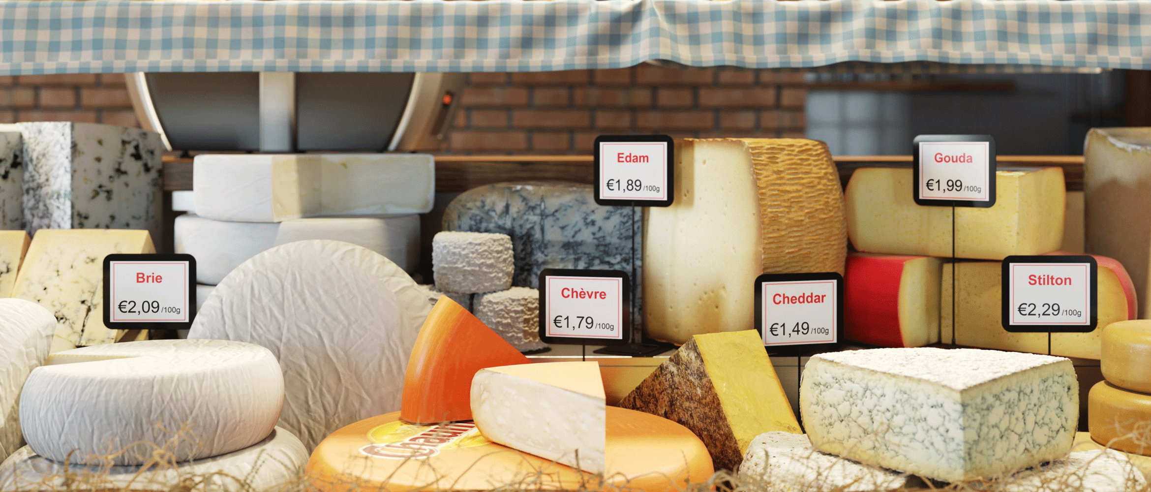 Preisetiketten auf verschiedenen Sorten Käse in einer Käsetheke
