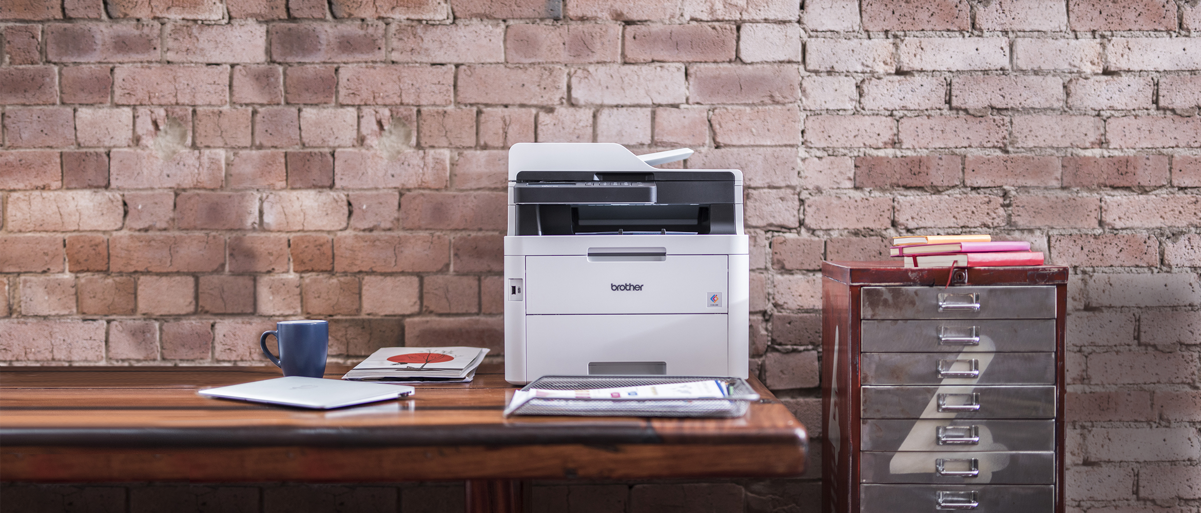 Farblaserdrucker DCP-L3550CDW auf einem Tisch