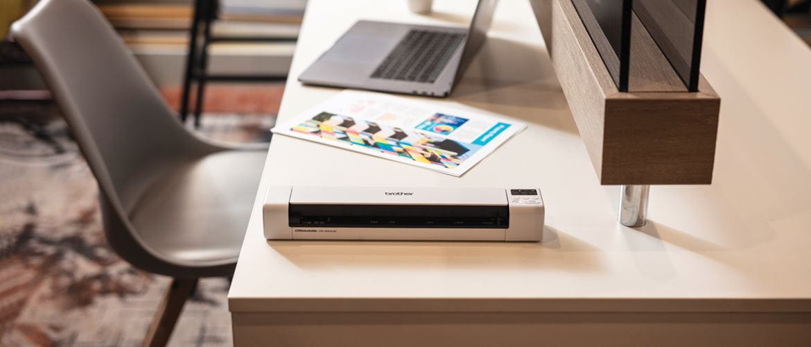 DSMobile DS-940DW Tragbarer Dokumentscanner auf dem Desk, Farb-A4-Dokument, Laptop, grauer Stuhl