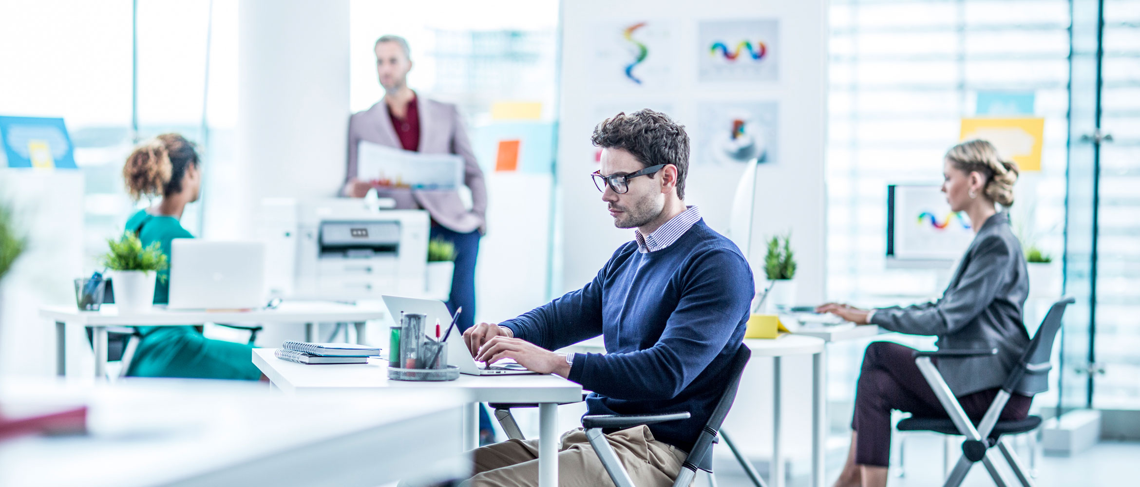 Vier Kollegen arbeiten in einem Büro