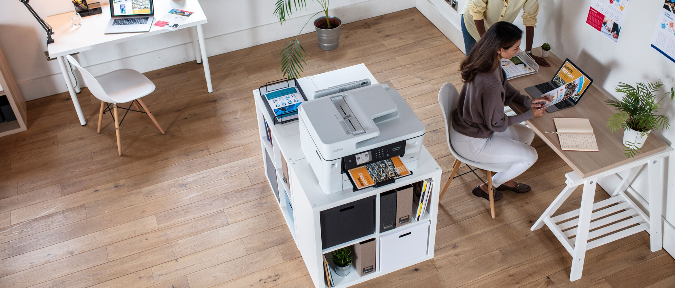 DIN A3 Drucker im Büro mit Frau am Schreibtisch 