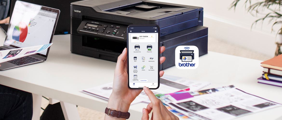 Handy im Einsatz mit Anzeige der Mobile Connect App mit einem Brother-Drucker und dem Logo der Monile Connect App