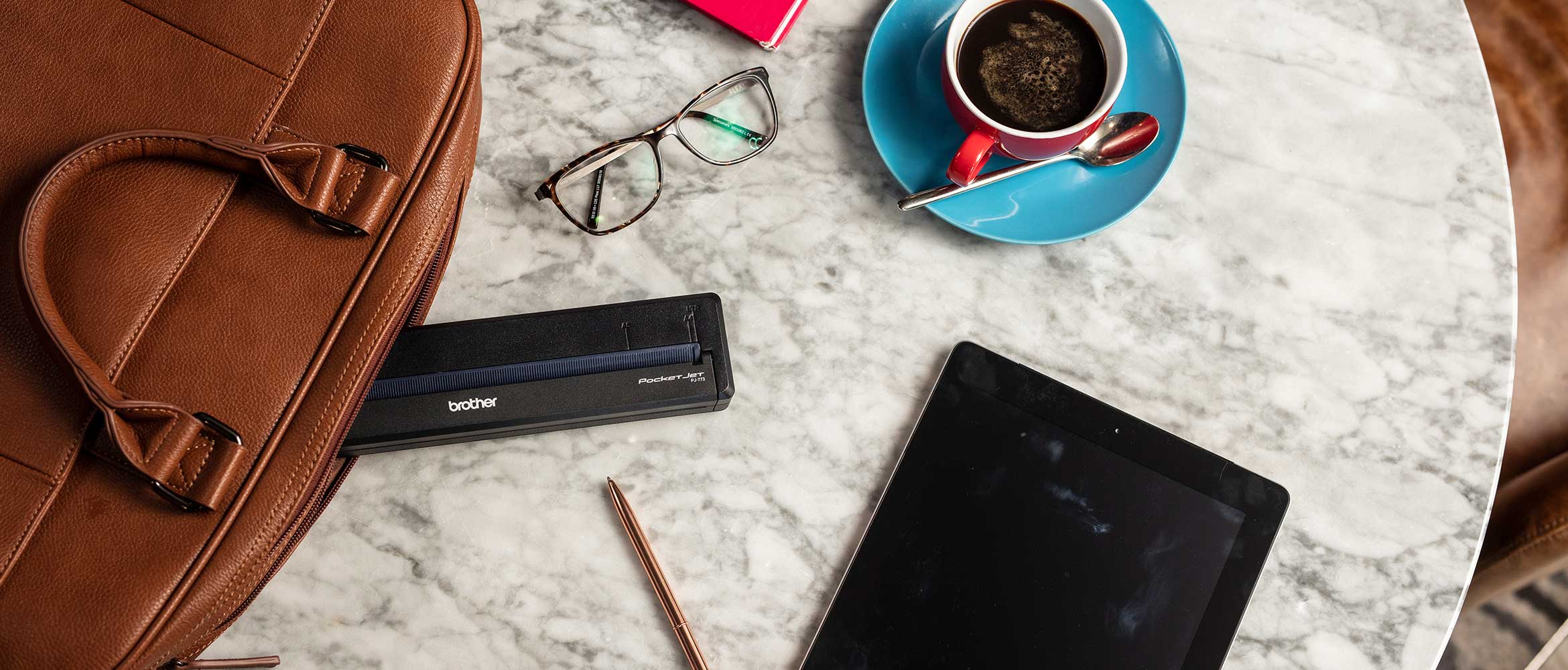 Brown schlecht mit Griff, Brother PJ Mobildrucker, Bleistift, Tablet, Kaffeetasse mit Kaffee, Notizblock
