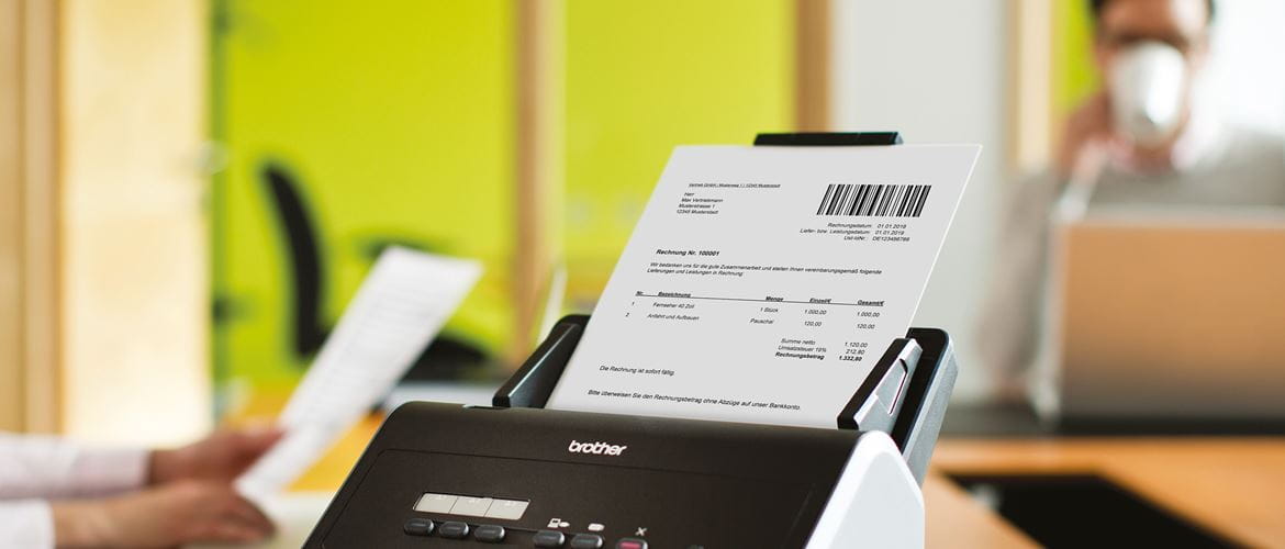 Brother Scanner ADS-2400N auf Schreibtisch, Dokument mit Barcode im Einzug