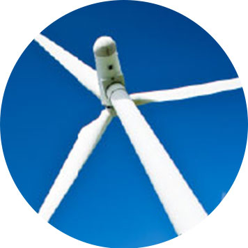 Eine Windkraftrad, blauer Himmel