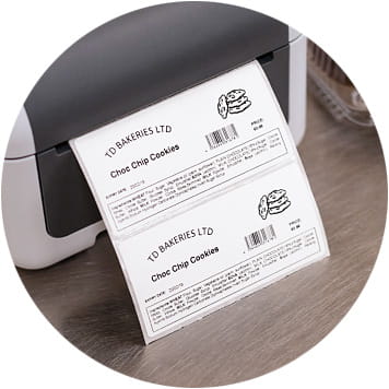 Grau, Weißer Brother-Etikettendrucker auf Edelstahlbank mit jdnKettem etikett