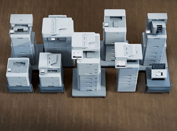 Drucker und Scanner aufgereiht nebeneinander in einer Büroumgebung
