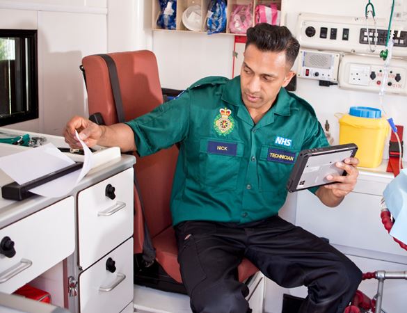 Rettungsassistent in Krankenwagen benutzt Brother Drucker