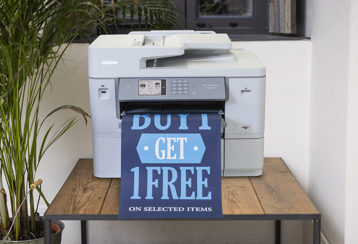 Großformatdrucker zum Banner drucken in Nahansicht auf einem Tisch.
