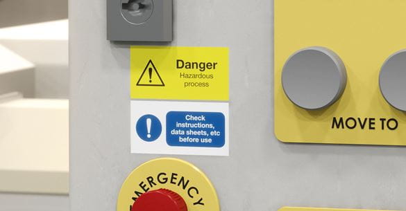 Zwei Brother P-Touch-Etiketten auf einem Bedienfeld, warnen in der Gefahr und zur Überprüfung der Anweisungen vor der Verwendung