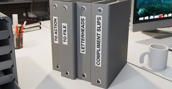 Vier Dateiordner mit Brother P-Touch-Etiketten auf Rücken, die den Inhalt der Ordner identifizieren