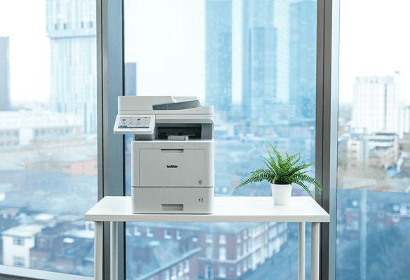 Laserdrucker mit Scanner von Brother, Büroumgebung, Hochhäuser im Hintergrund