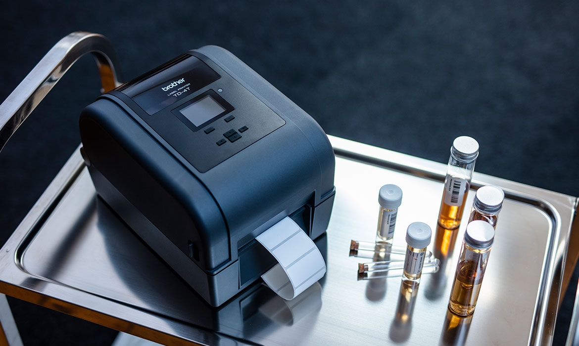 Thermodrucker der TD-Serie von Brother steht auf einem Medizintisch