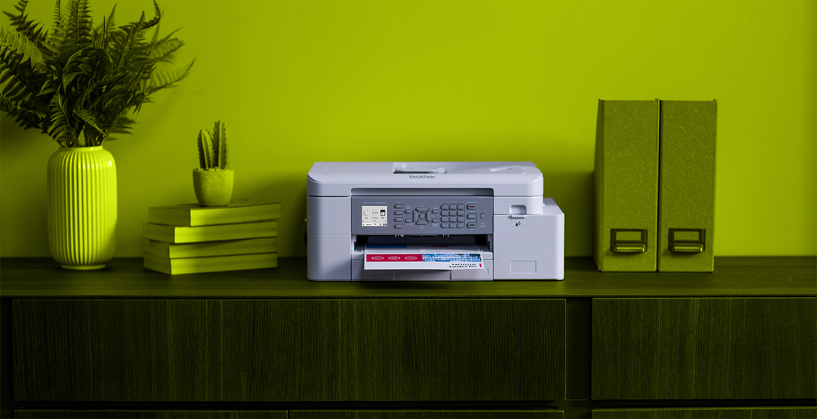 Brother EcoPro-Drucker in einem Regal mit Büchern und Dokumenten