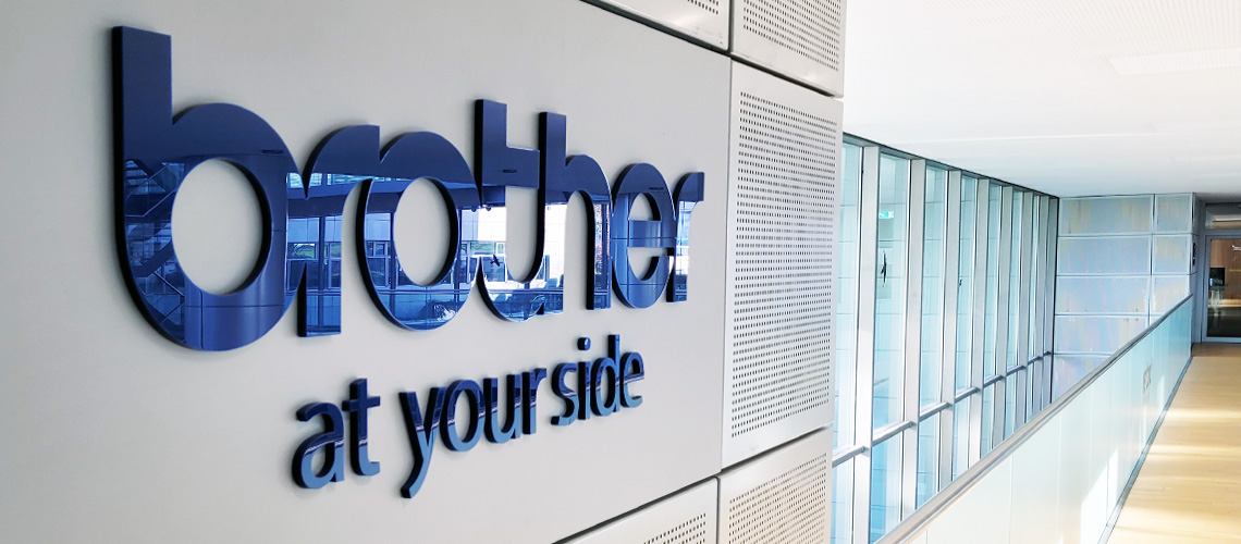 Brother Logo an der Wand zum Büro