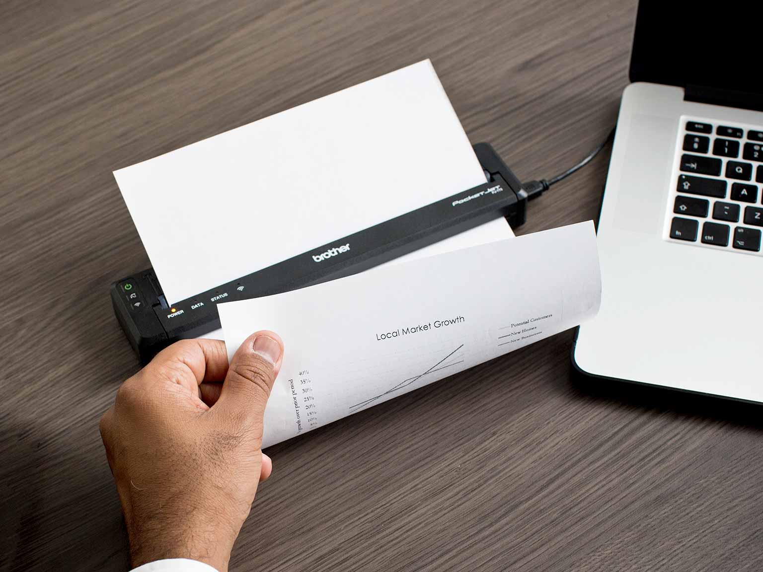 Ein Verkäufer druckt eine A4-Seite aus dem tragbaren Drucker der Brother PJ-Serie