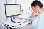 Krankensschwester im Patientenzimmer, ein Computer-Stehend, GIBT-Daten