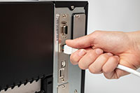 LAN-Kabel wird an der Rückseite des TJ-Industrie-Etikettendruckers eingesteckt