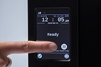 Finger Drückt Geschmack am Touchpanel des Brothers TJ Industrieruckers