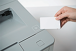 HL-L6400DW mit integriertem NFC-Kartenleser