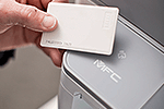 MFC-L6800DW mit integriertem NFC-Kartenleser