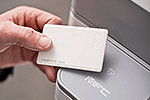 MFC-L6900DW mit integriertem NFC-Kartenleser