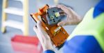 Mann Wechselt Schriftbandkassette Beim beschriftetheit pt-e500vp
