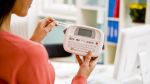 Frau bedruckt Schriftband mit Brother PT-90