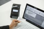 Brother QL-820NWB Wird Am Schreibtisch Benuttzt