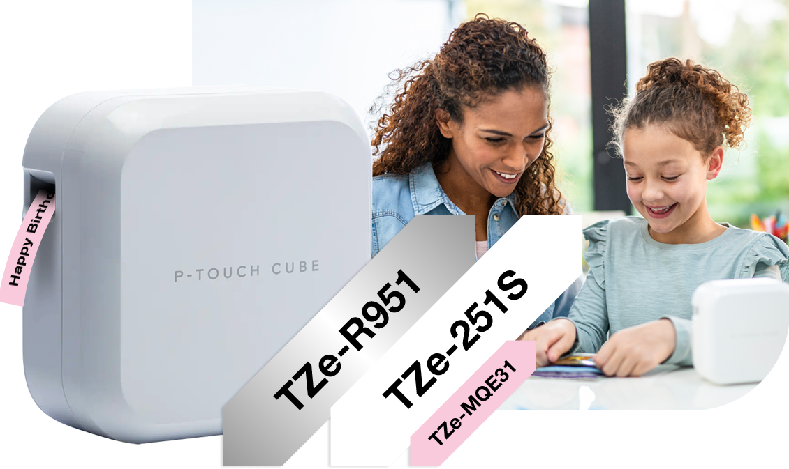 Weißer P-Touch Cube Plus mit TZE-Schriffbändern Daneben, Frau und Art Im Hintergrund, Bastelarbeit