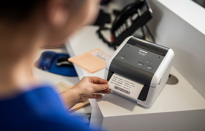 Patienten Gesundheitswesen Etikettendruck von Brother TD Desktopdrucker