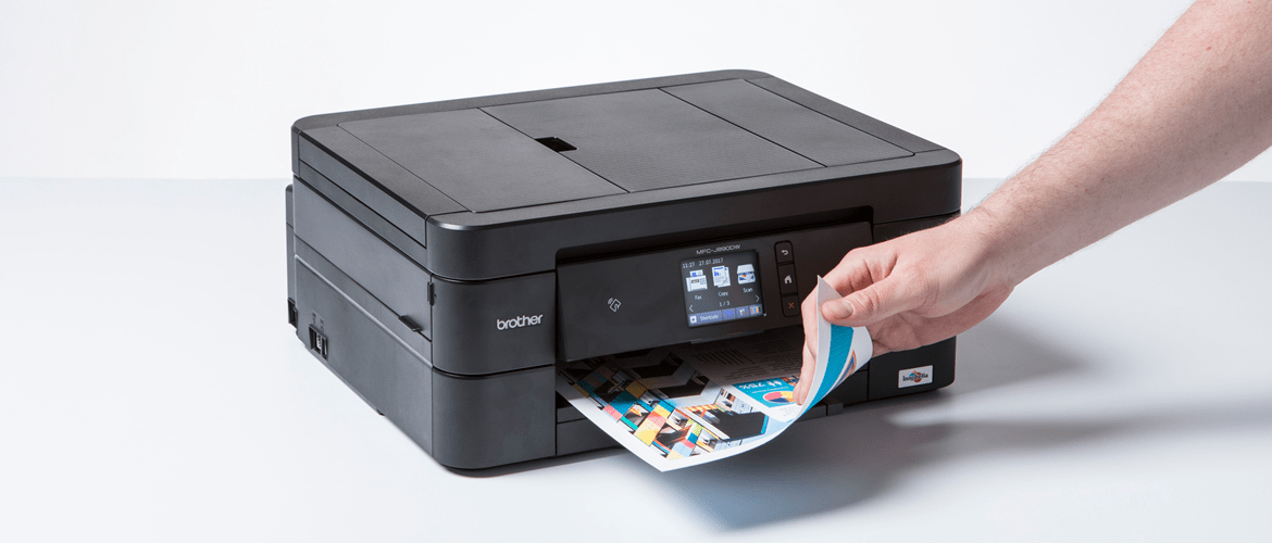 Ein schwarzer Drucker mit einer Hand, die ein doppelbeseitig bedrucktes Dokument aufnimmt.