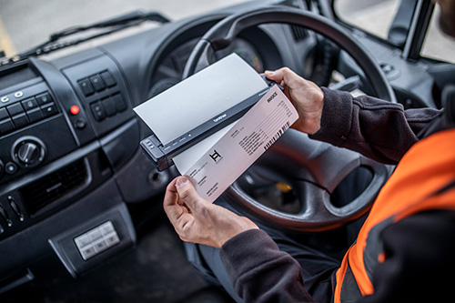 Mitarbeiter nutzt Brother PJ Drucker im mobilen Einsatz