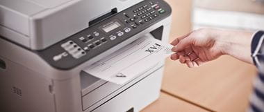 Impresora multifunción Brother imprimiendo fax
