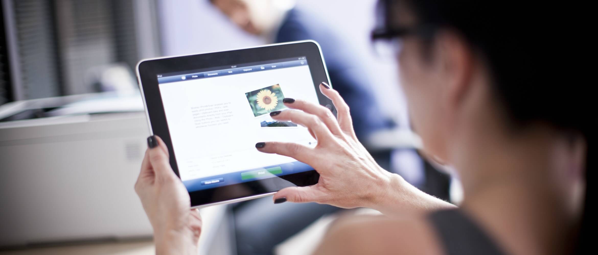 Mujer navegando con una tablet