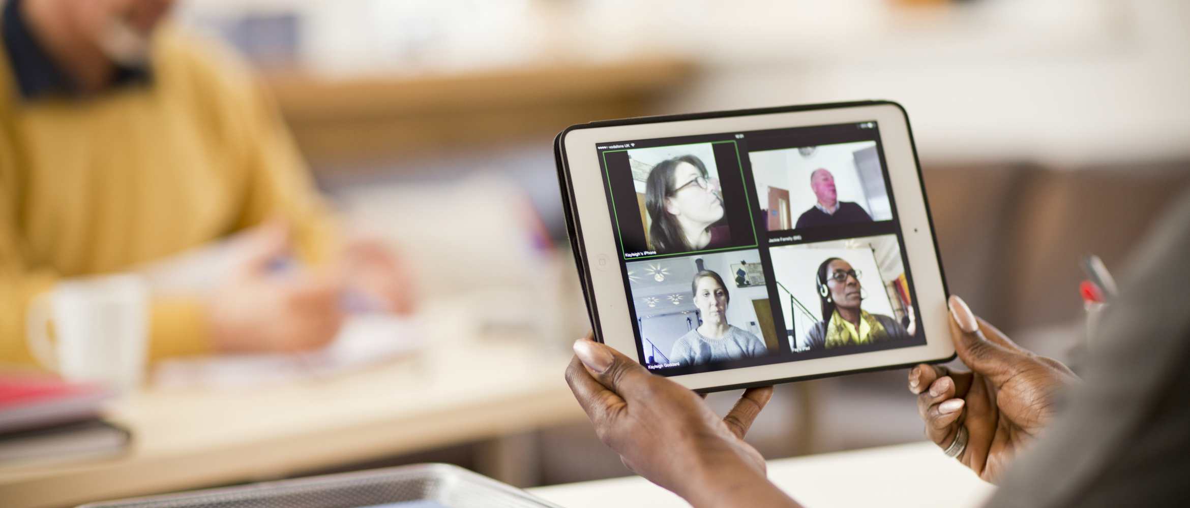 Persona realizando videoconferencia con tablet