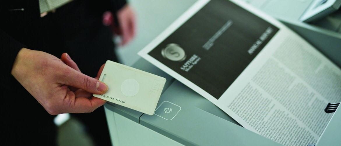 Persona usando tajerta con NFC para imprimir
