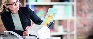 Mujer rubia escaneando documentos