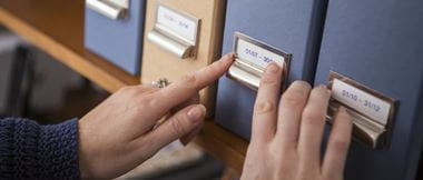 Mujer etiquetando archivadores