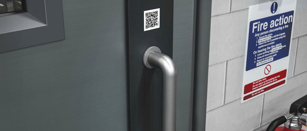 Código QR encima de tirador de puerta