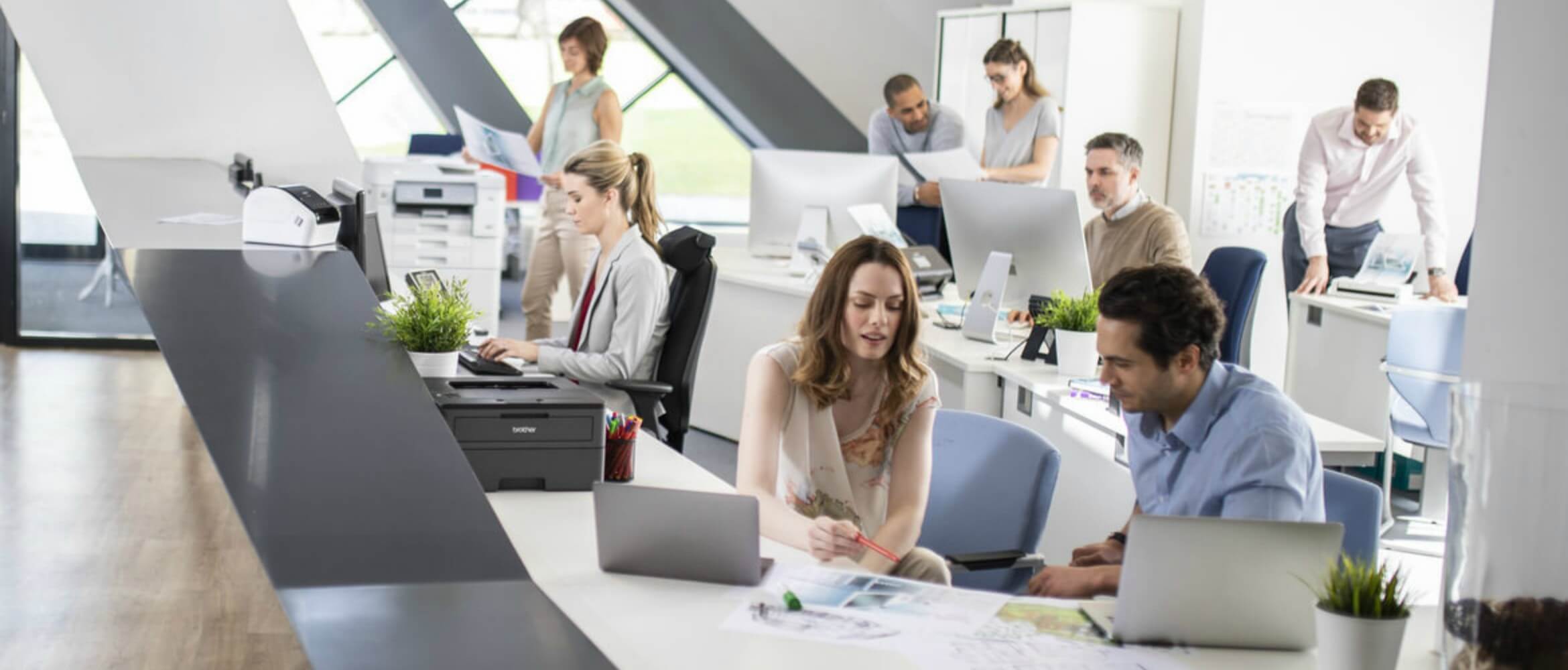 Oficina con gente trabajando