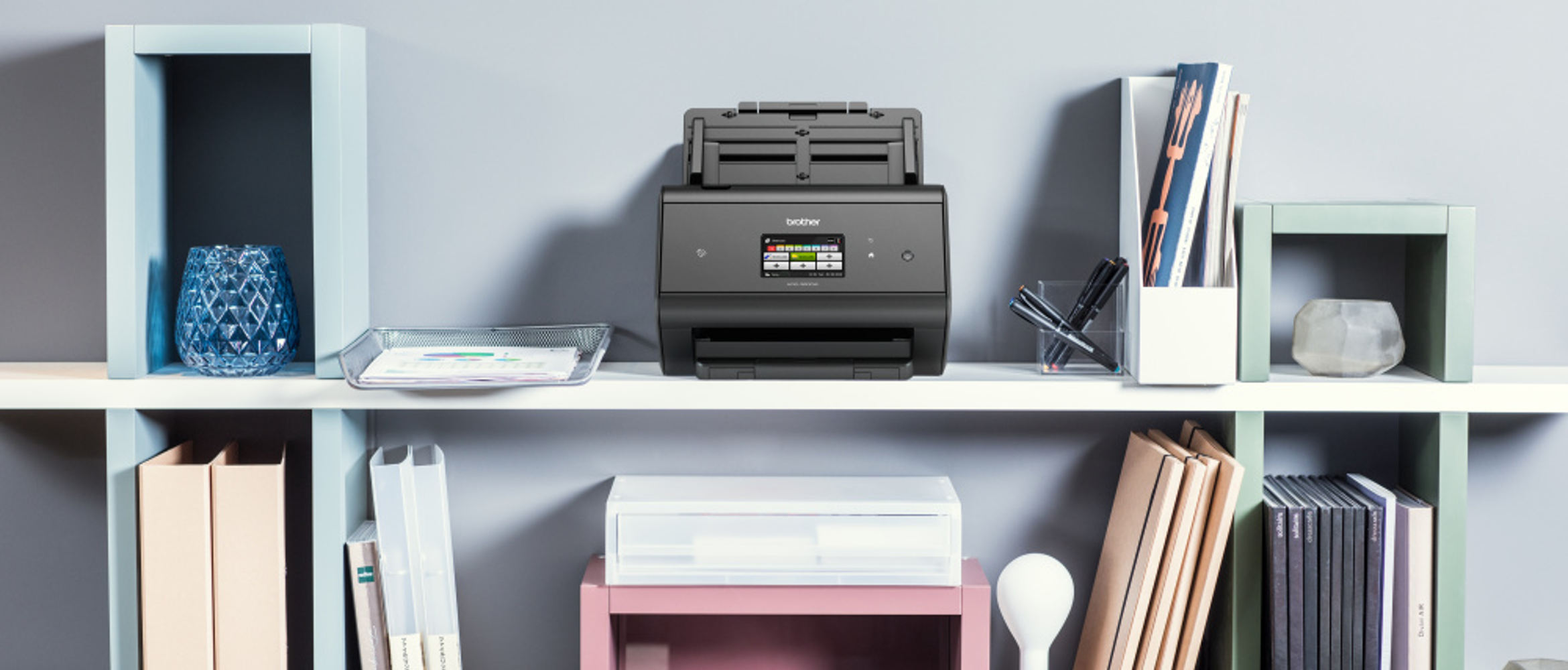 Escáner ADS-3600W en estantería