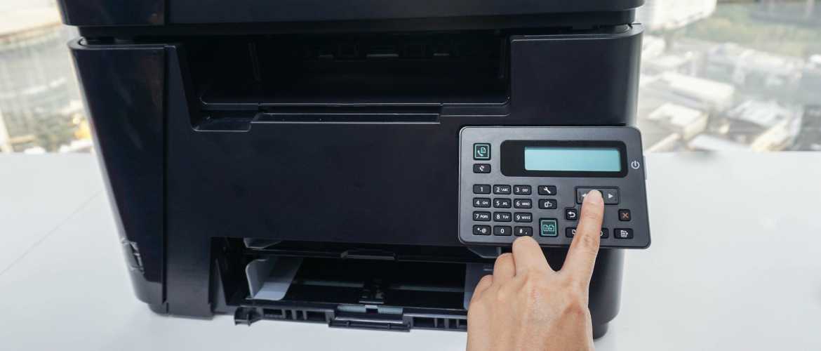 Persona tecleando código en panel de impresora