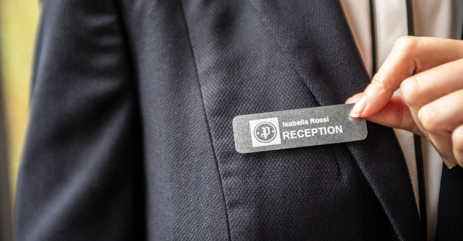 Chapa de recepcionista con cinta premium Brother