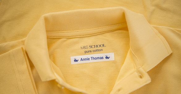 Polo amarillo con etiqueta textil Brother
