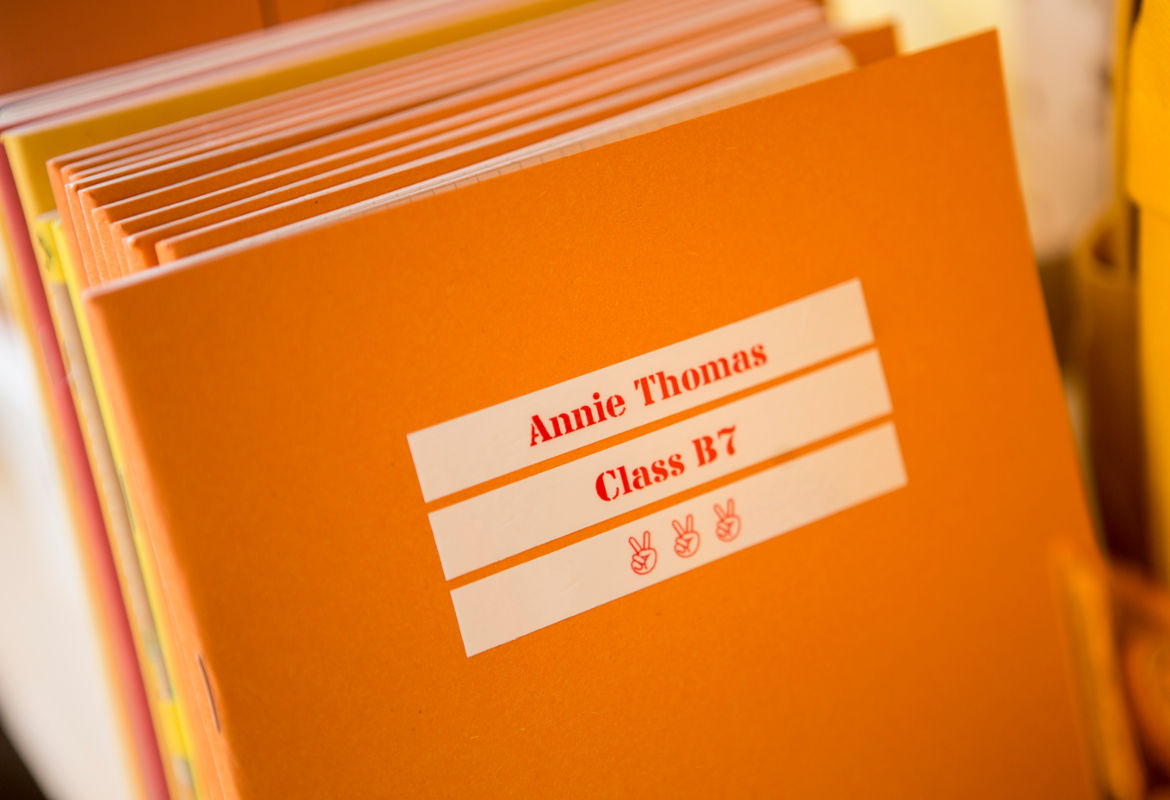 Cuaderno naranja con etiquetas blancas Brother