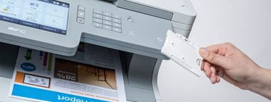 Tarjeta NFC junto a impresora multifunción MFC-L9570CDW Brother