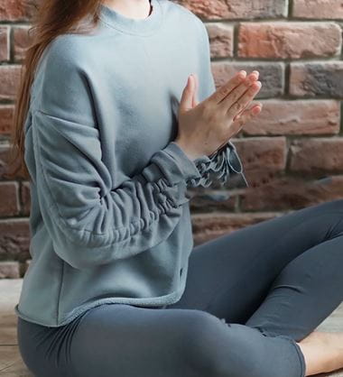 Mujer en postura fácil de yoga