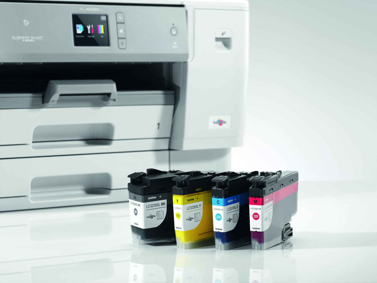 Cartuchos LC3239XL junto a impresora de tinta HL-J6000DW Brother