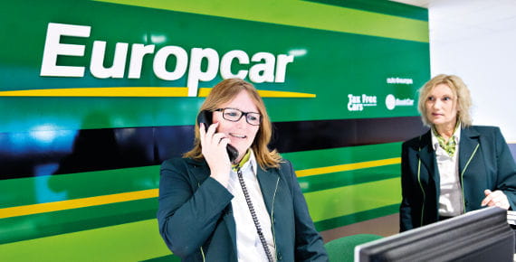 Trabajadoras de Europcar contestando el teléfono
